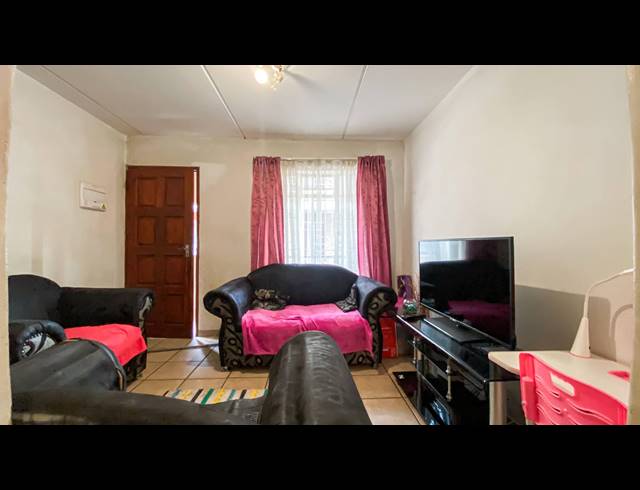 1 BEDROOM FLAT RENTED IN KEMPTON PARK CENTRAL